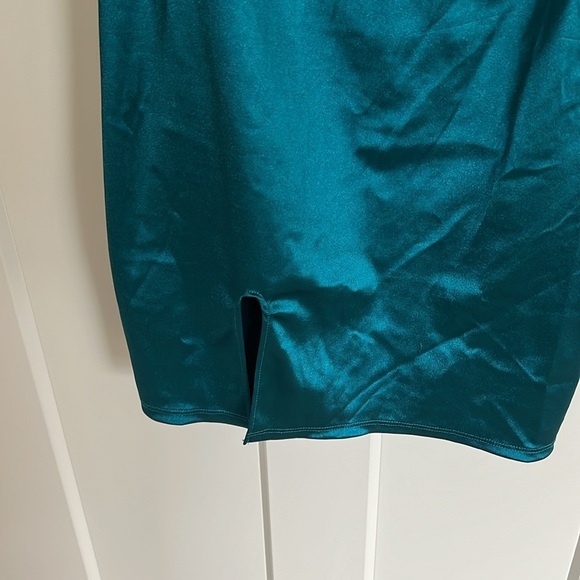 Turquoise Temptation: Bodycon Slip Mini Dress with Subtle Slit - Picture 4 of 4